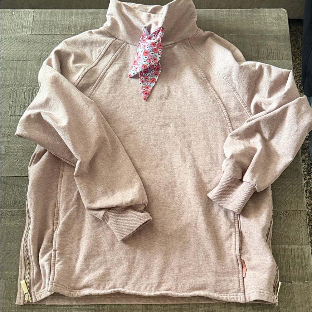 Varley Cozy sweatshirt with a floral accent scarf. Perfect for casual wear. smal - Picture 4 of 11